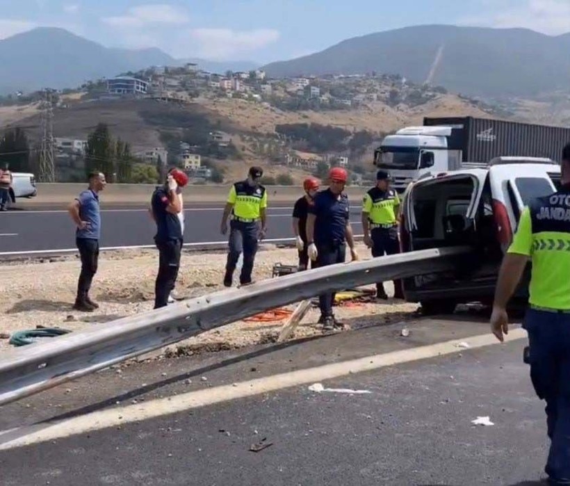 Osmaniye'de can kayıplı korkunç kaza! Bariyer motordan girdi bagajdan çıktı - Resim: 5