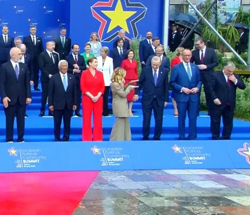 Zirvenin ardından liderler aile fotoğrafı için toplandı: Meloni'den Erdoğan'a gülümseten hareket - Resim : 2