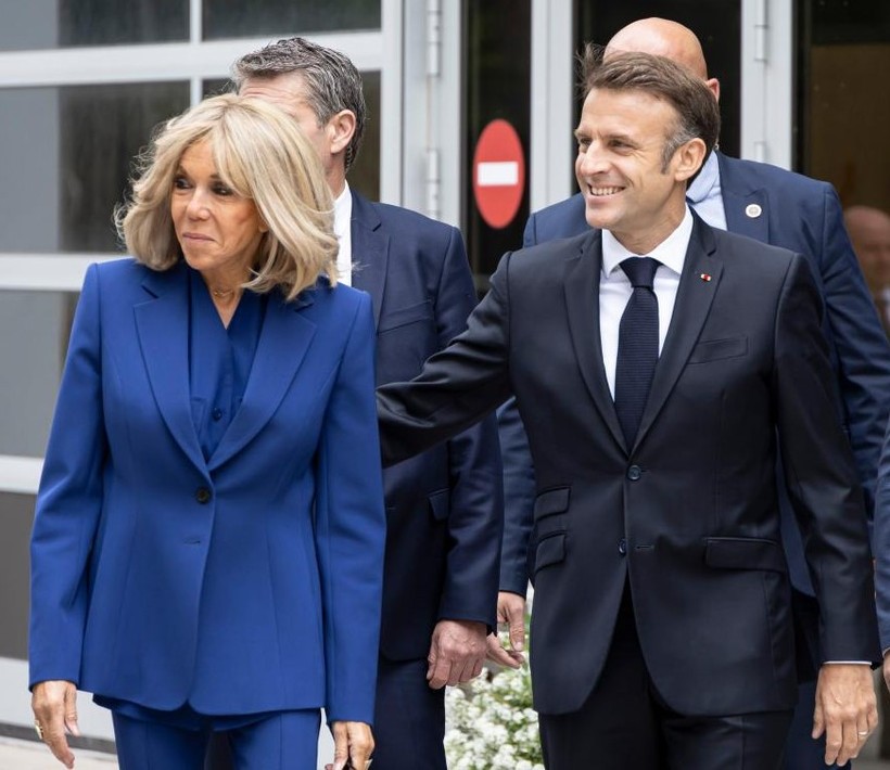 Macron'dan 'tokat' iddialarına yanıt: Eşimle şakalaşıyorduk - Resim : 1
