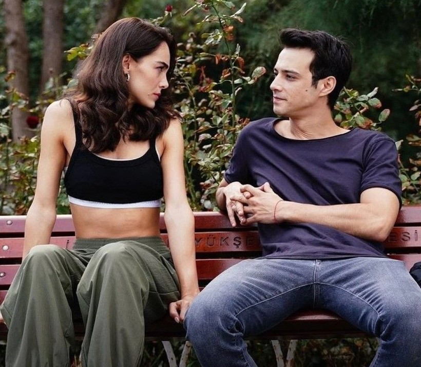Afra ile Mert ayrıldı mı? Bu iddialar ortalığı birbirine katar - Resim: 8