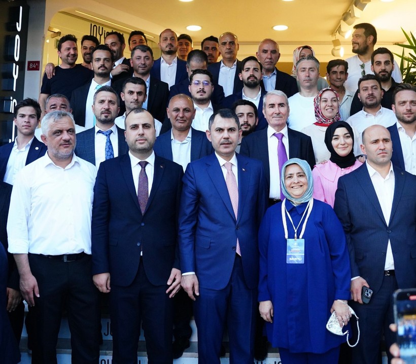 Bakan Kurum, gençlerin çay davetine katıldı: “Sen bize Reis’in emanetisin” - Resim : 2