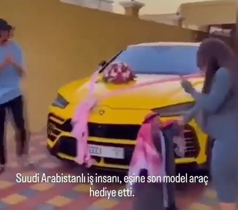 Bu görüntüler gündeme oturdu! Suudi Arabistanlı cüce iş insanı eşine lüks otomobil aldı! Hediyeyi göre kadın bakın ne yaptı! - Resim: 10