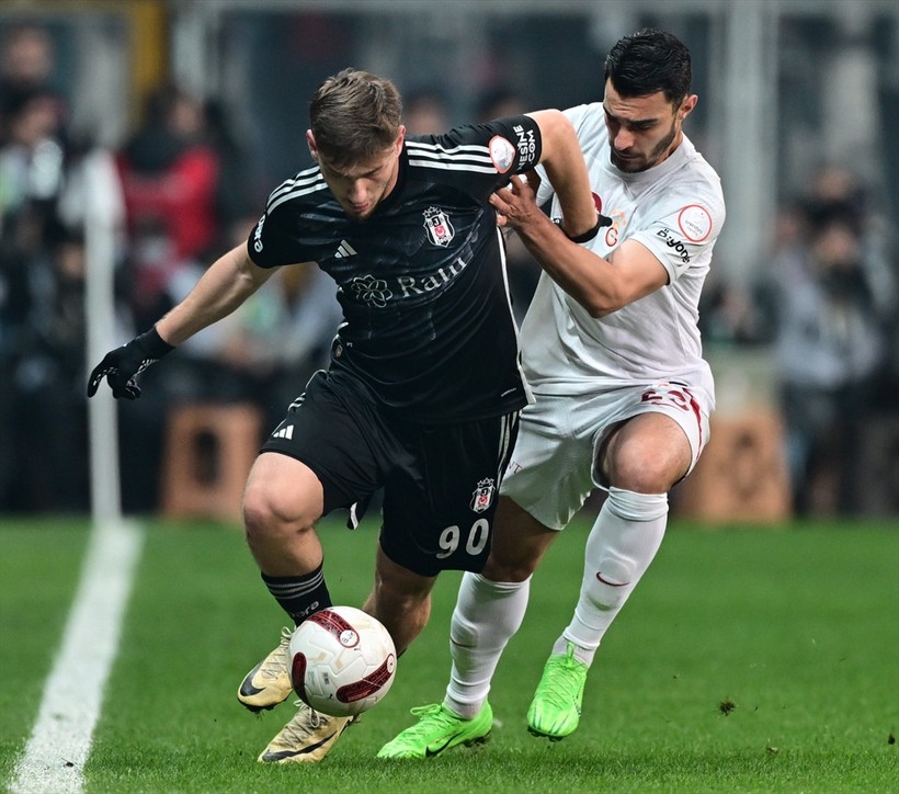 Galatasaray, Beşiktaş'ı yeni stadında ilk kez yenerek liderliğini sürdürdü - Resim : 9