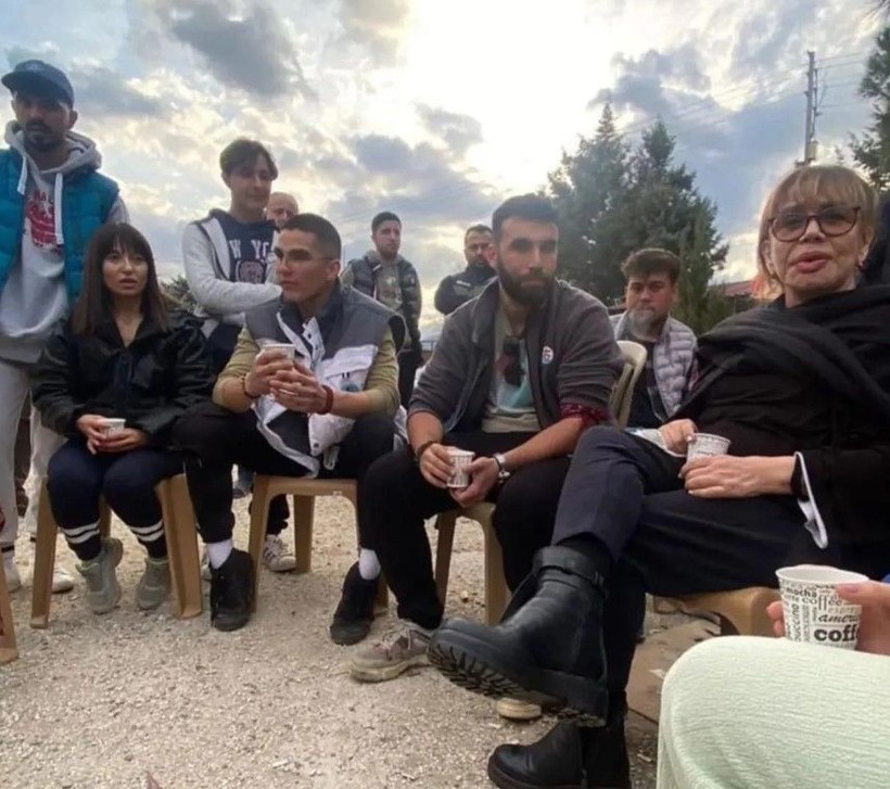 Minik Serçe Sezen Aksu depremzedelerin yarasını sarmaya koştu - Resim: 4