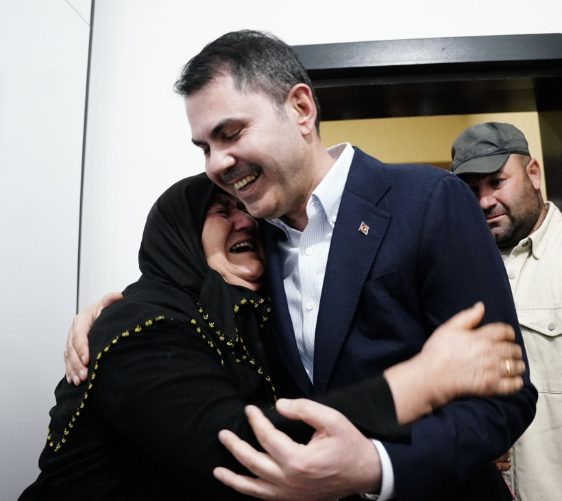 Depremin acısı yerini mutluluğa bıraktı: Koyunlu çifti yeni evlerinde Bakan Kurum’u gözyaşlarıyla karşıladı - Resim: 8