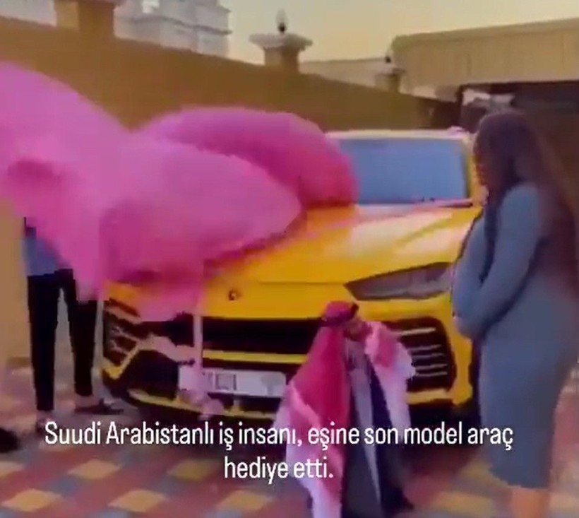 Bu görüntüler gündeme oturdu! Suudi Arabistanlı cüce iş insanı eşine lüks otomobil aldı! Hediyeyi göre kadın bakın ne yaptı! - Resim: 5