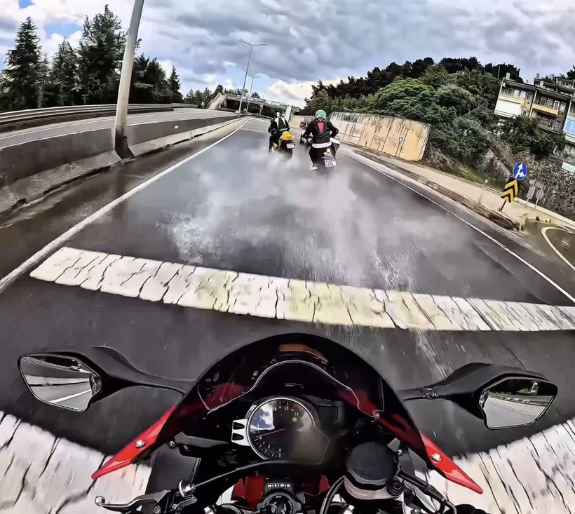 3 motosiklet ve otomobilin karıştığı kaza kask kamerasında - Resim: 2