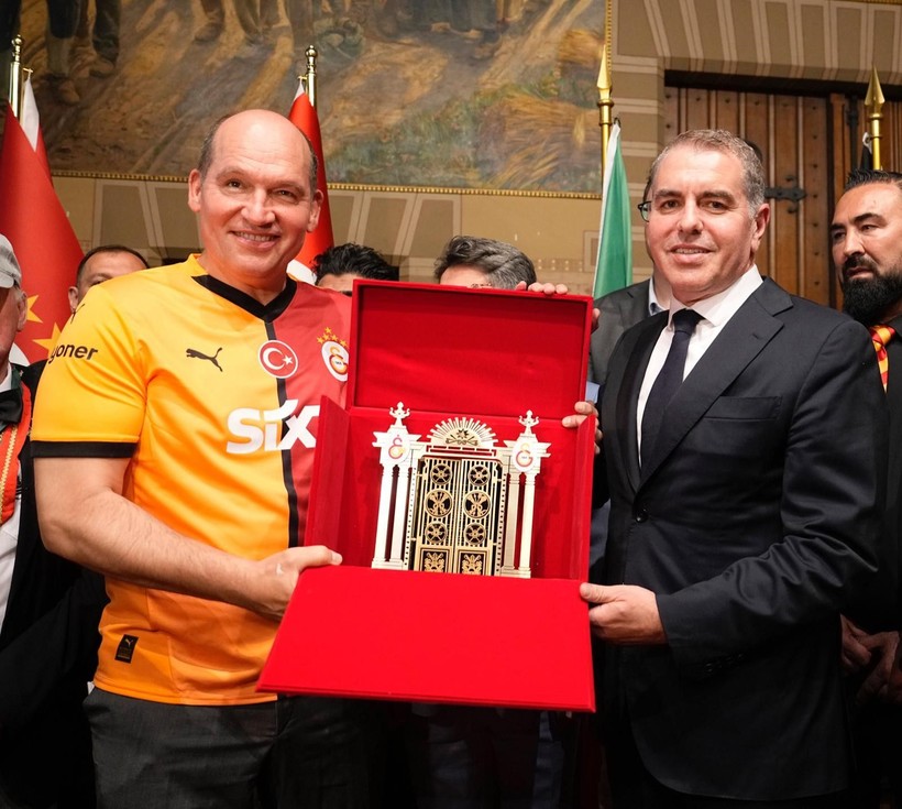 Manneken Pis heykeli, Galatasaray formasını giydi - Resim: 5
