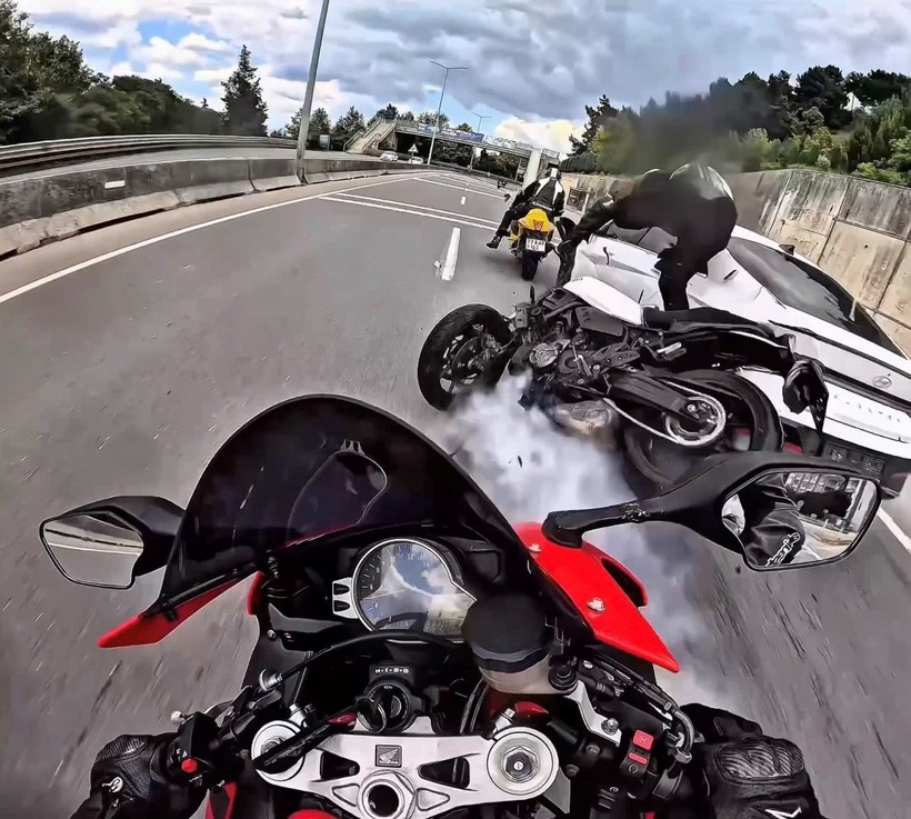 3 motosiklet ve otomobilin karıştığı kaza kask kamerasında - Resim: 1