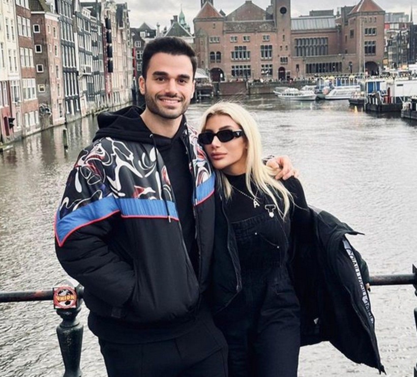 İrem Derici uçak tuvaletinden bir paylaşım yaptı! Sefo bu poza kayıtsız kalamadı - Resim: 1