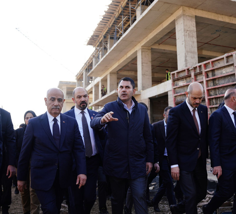 Depremin acısı yerini mutluluğa bıraktı: Koyunlu çifti yeni evlerinde Bakan Kurum’u gözyaşlarıyla karşıladı - Resim: 3