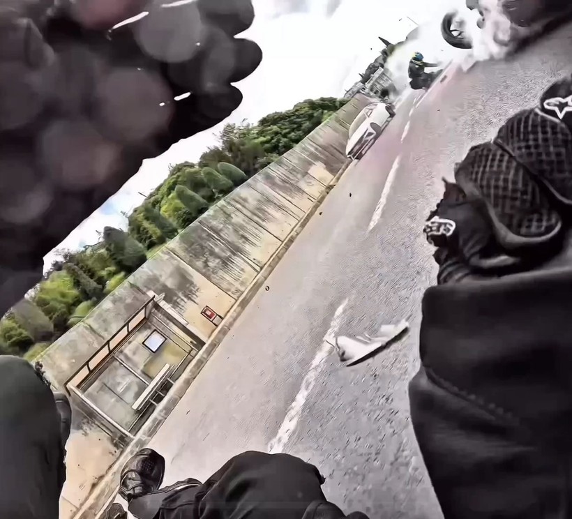 3 motosiklet ve otomobilin karıştığı kaza kask kamerasında - Resim: 5