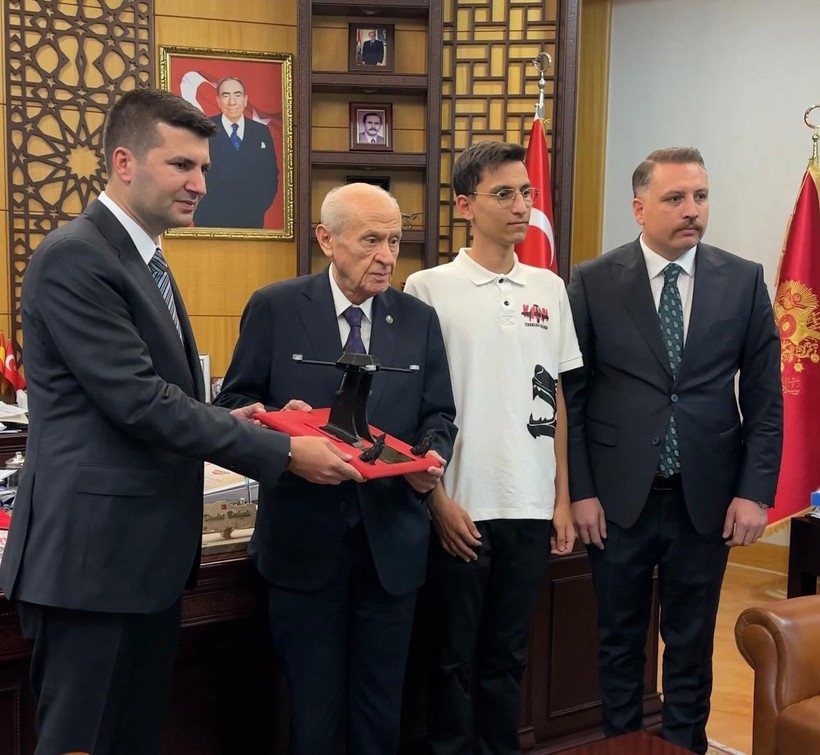 MHP Lideri Bahçeli'ye kendisine takdim edilen İHA prototipe 'TÜRKHAN' adını verdi - Resim : 1
