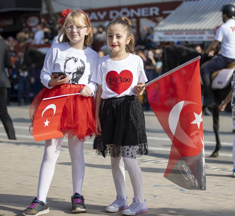 Türkiye iliklerine kadar Cumhuriyet'i kutluyor! Nereye baksan kırmızı-beyaz! 🤍❤️Meydanlarda 7'den 70'e 100. yıl coşkusu - Resim: 339