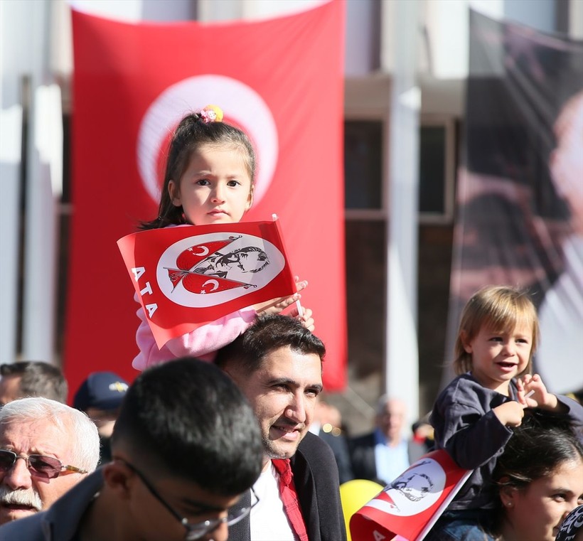 Türkiye iliklerine kadar Cumhuriyet'i kutluyor! Nereye baksan kırmızı-beyaz! 🤍❤️Meydanlarda 7'den 70'e 100. yıl coşkusu - Resim: 190