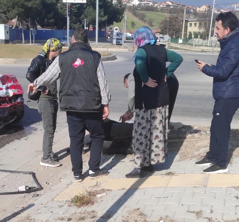 Kütahya'da 2 otomobilin çarpıştığı kazada 3 kişi hayatını kaybetti - Resim : 2