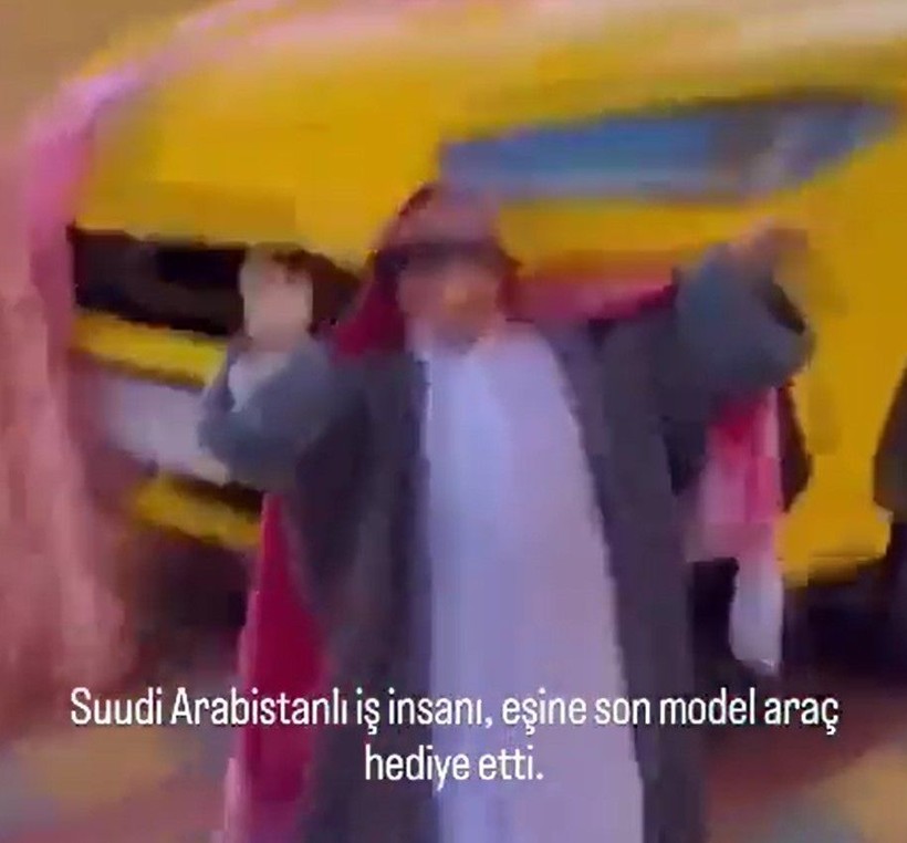 Bu görüntüler gündeme oturdu! Suudi Arabistanlı cüce iş insanı eşine lüks otomobil aldı! Hediyeyi göre kadın bakın ne yaptı! - Resim: 3
