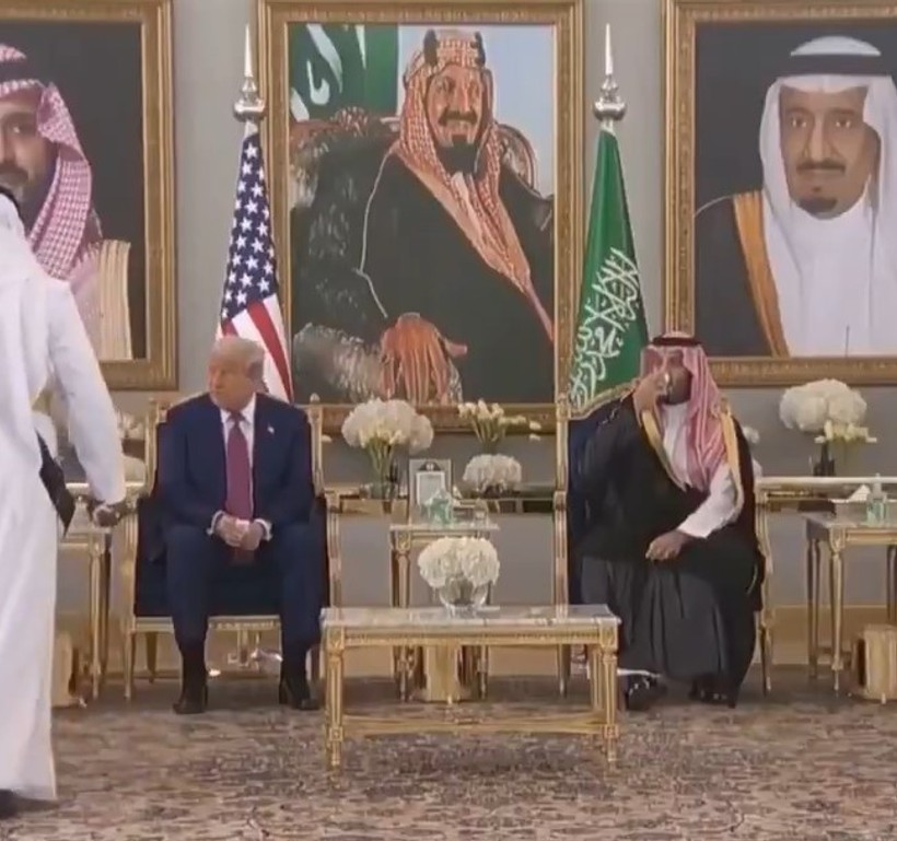 Trump, Suudi Arabistan’da kahve ikramını reddetti! Sosyal medyada gündem oldu - Resim : 1