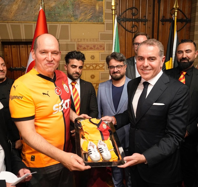 Manneken Pis heykeli, Galatasaray formasını giydi - Resim: 4