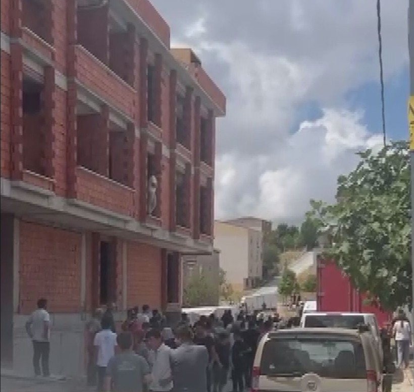 Arnavutköy'de sokak ortasında kadın cinayeti! Kendisinden kaçan eşini katleden adam kamerada - Resim: 8