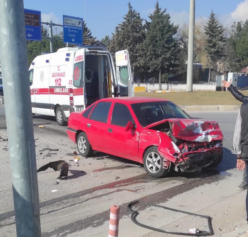 Kütahya'da 2 otomobilin çarpıştığı kazada 3 kişi hayatını kaybetti - Resim : 1
