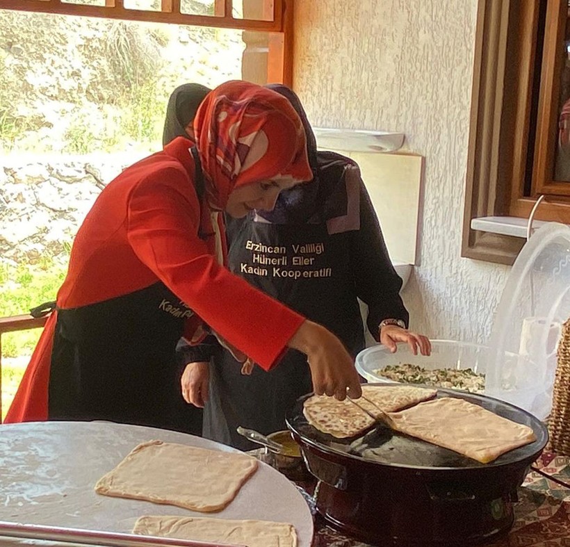 Bakan Göktaş, kadın kooperatifinde hamur açtı - Resim: 4