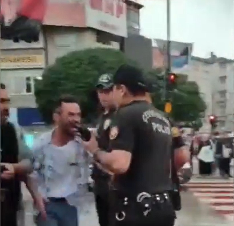 Sinir krizi geçiren şahıs polislere saldırdı