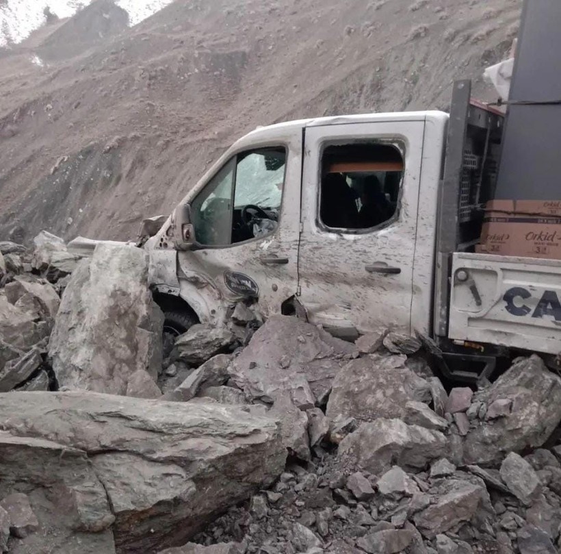 Gece saatlerinde Yüksekova'da heyelan! Yaralanan 3 kişi hastanelere kaldırıldı - Resim: 9