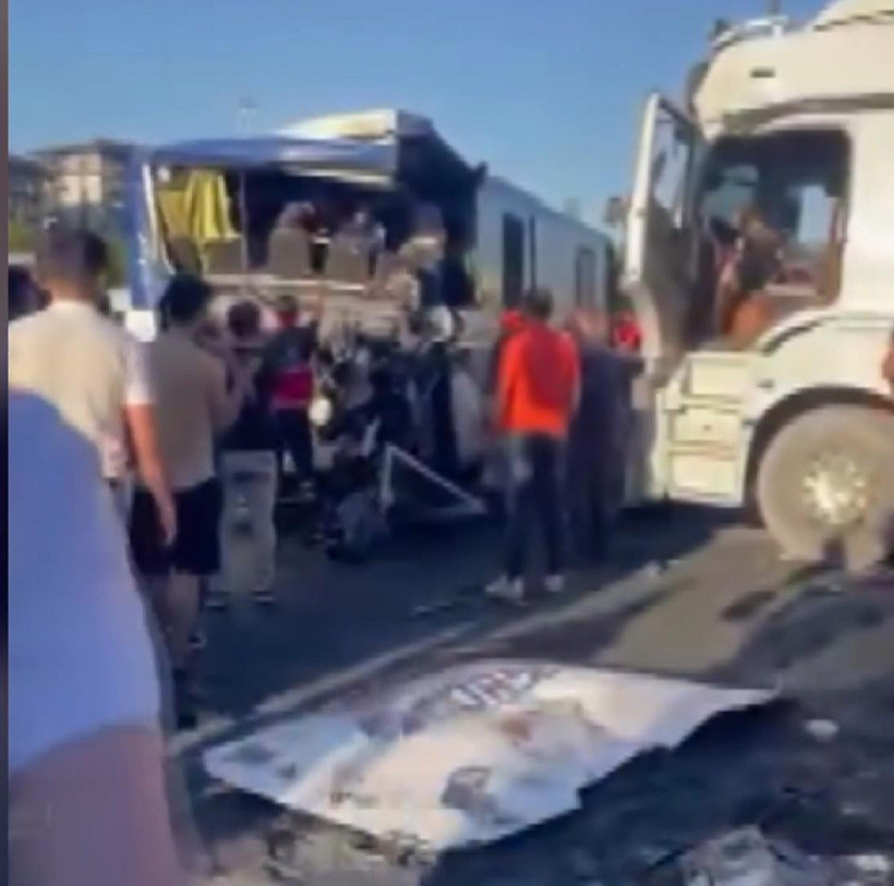 TEM'de 2 otobüs ve 1 kamyonun karıştığı zincirleme kaza: 1 ölü 21 yaralı - Resim : 2