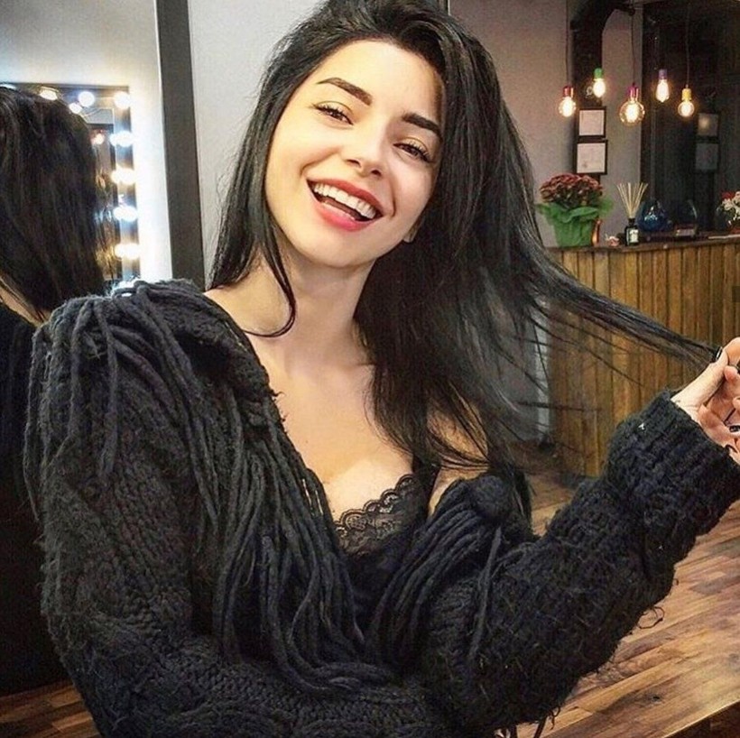 Merve Boluğur siyah transparan kıyafetiyle dikkatleri üzerine çekti! "Resmen kıyafetin azizliğine uğramış" - Resim: 8