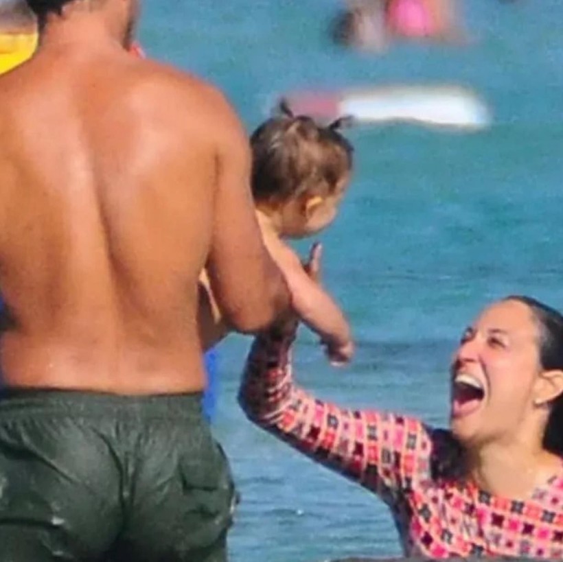 Barış Arduç ve Gupse Özay çifti, kızları Jan Asya ile Çeşme'de deniz keyfi yaptı - Resim: 9