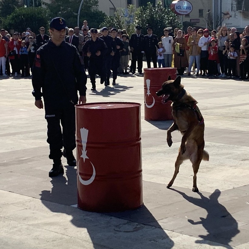 Türkiye iliklerine kadar Cumhuriyet'i kutluyor! Nereye baksan kırmızı-beyaz! 🤍❤️Meydanlarda 7'den 70'e 100. yıl coşkusu - Resim: 382