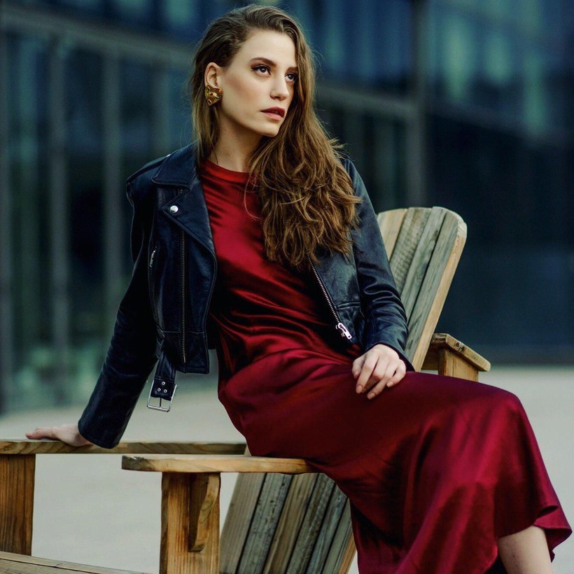 Set arkadaşlığı aşka dönüştü! Serenay Sarıkaya ile Burak Deniz 2023'e birlikte girecekler - Resim: 1