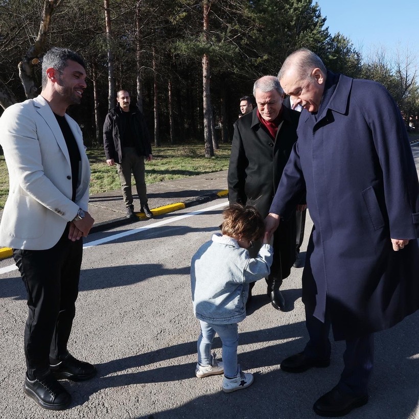 Cumhurbaşkanı Erdoğan elini öpen minik Zayn’a elini öperek karşılık verdi - Resim: 2