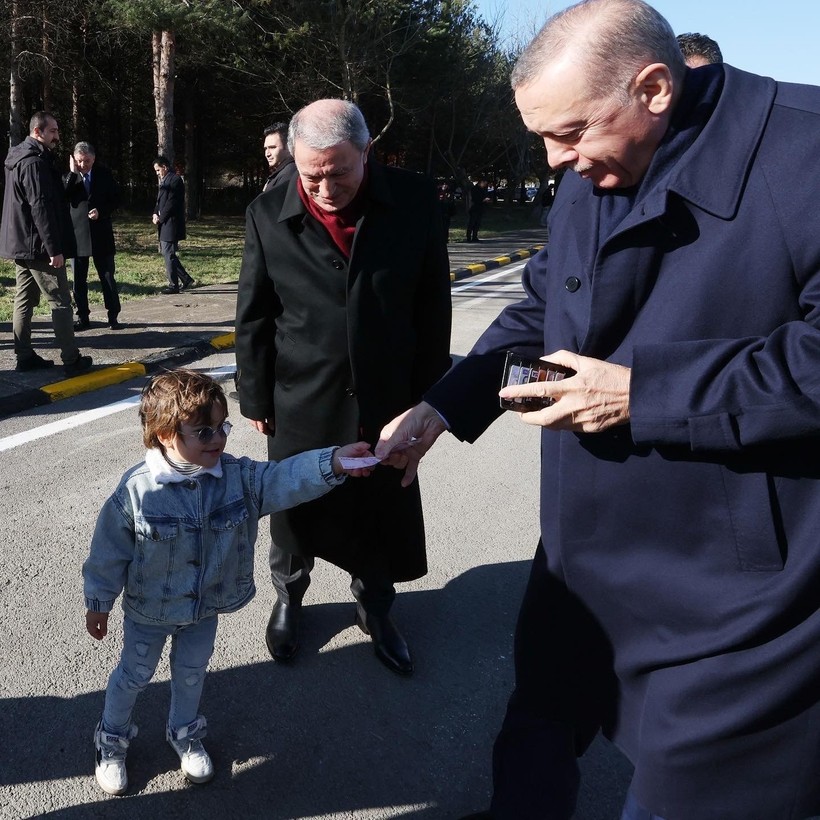 Cumhurbaşkanı Erdoğan elini öpen minik Zayn’a elini öperek karşılık verdi - Resim: 1