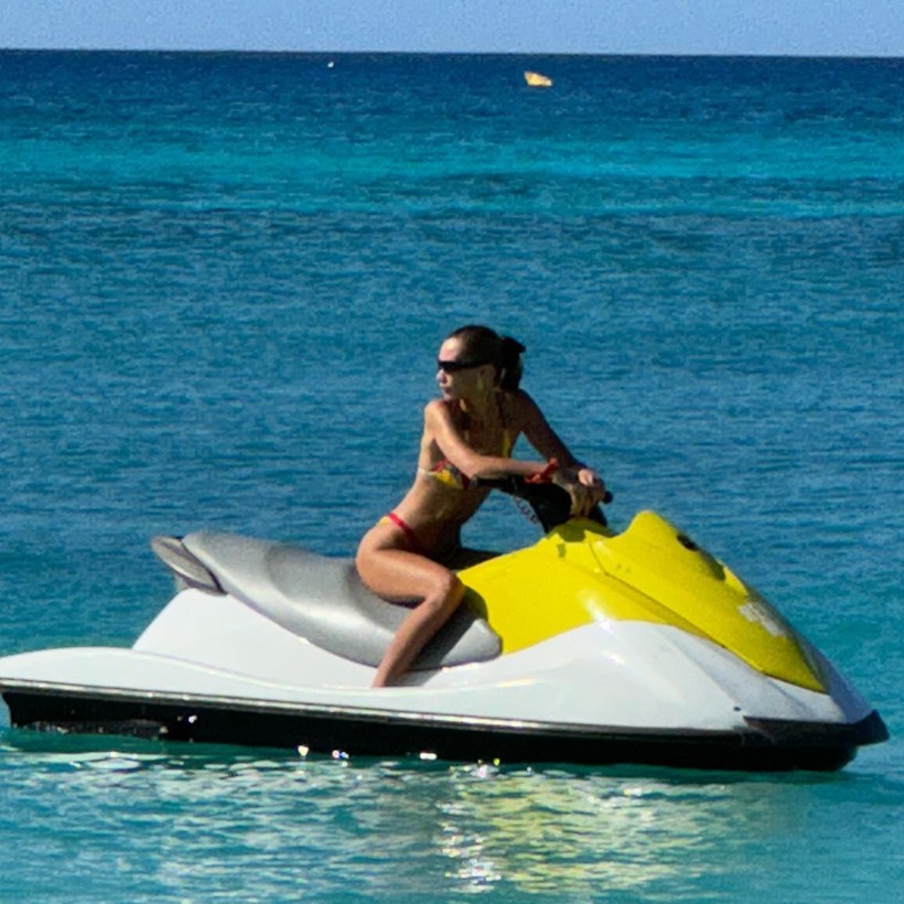 Lyme hastalığı yüzünden zor günler geçiren ünlü model Bella Hadid tatile çıkıp bikinili pozlar verdi! Bakın Türk takipçisinden ne yorum geldi - Resim: 16