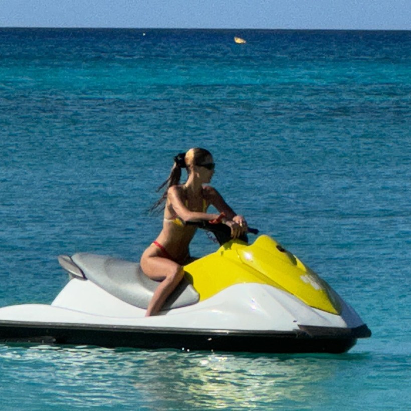 Lyme hastalığı yüzünden zor günler geçiren ünlü model Bella Hadid tatile çıkıp bikinili pozlar verdi! Bakın Türk takipçisinden ne yorum geldi - Resim: 17