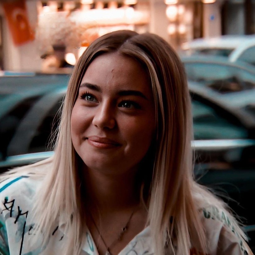 Geçtiğimiz günlerde tesettürlü hallerini paylaşan Aycan Yanaç'tan dekolteli pozlar geldi! Yanaç'ın fotoğraflarına yorum yağdı - Resim: 2