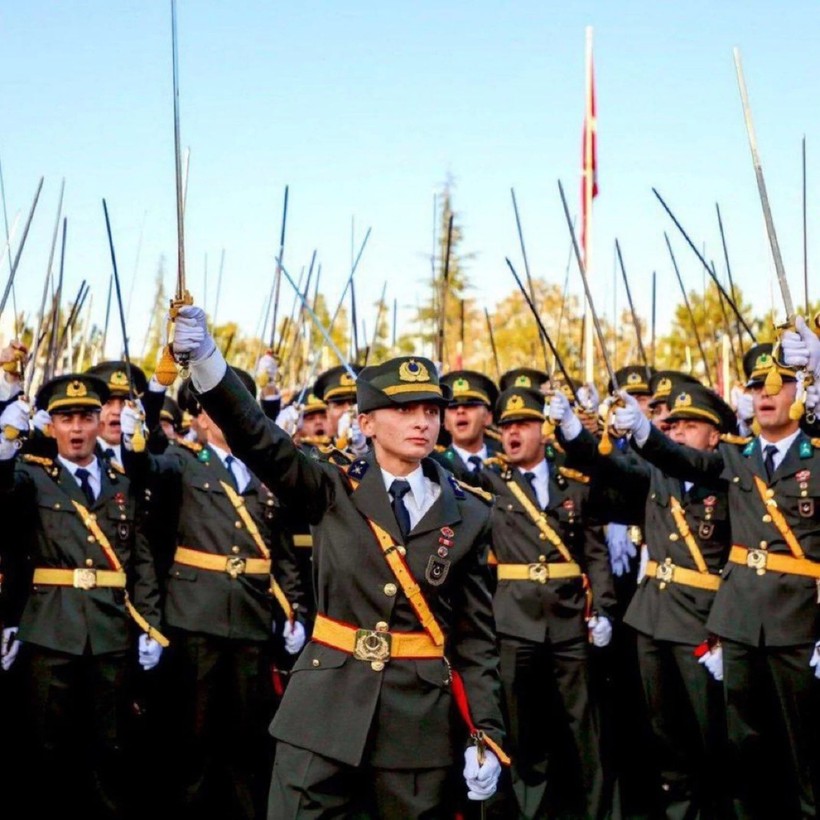 TSK'dan ihraç edilen teğmenler Anıtkabir'i ziyaret etti - Resim : 1