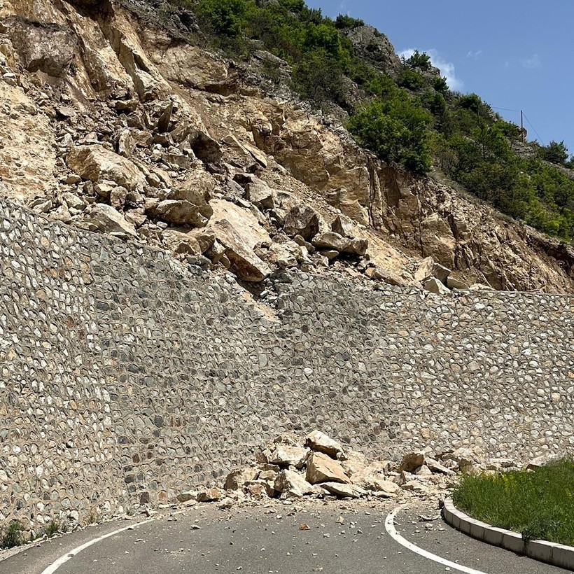 Gümüşhane'nin Torul ilçesinde meydana gelen heyelan nedeniyle Kaledibi Mahallesi'nin yolu tedbir...