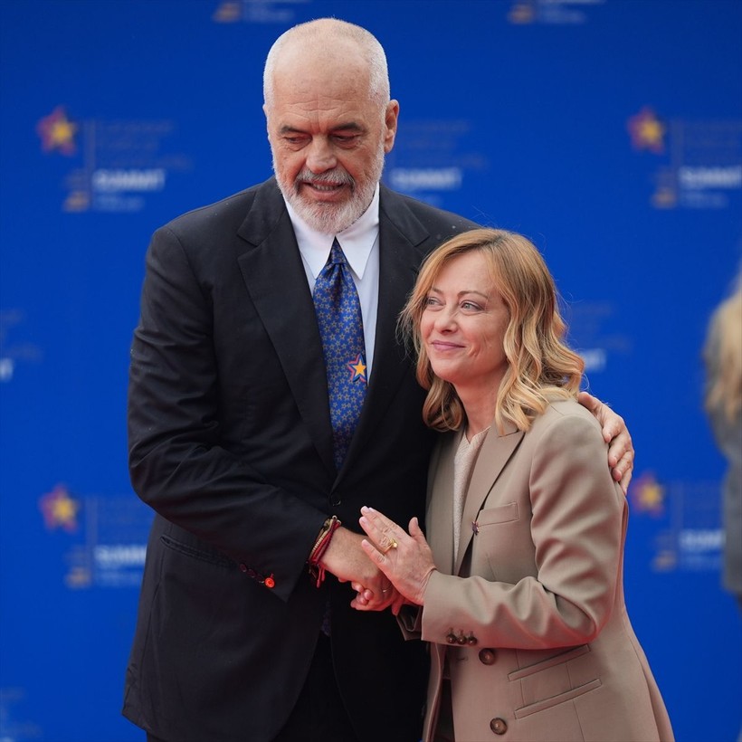 Tiran'daki zirveye damga vuran görüntü! Edi Rama Meloni'yi kırmızı halıda diz çökerek karşıladı - Resim: 5