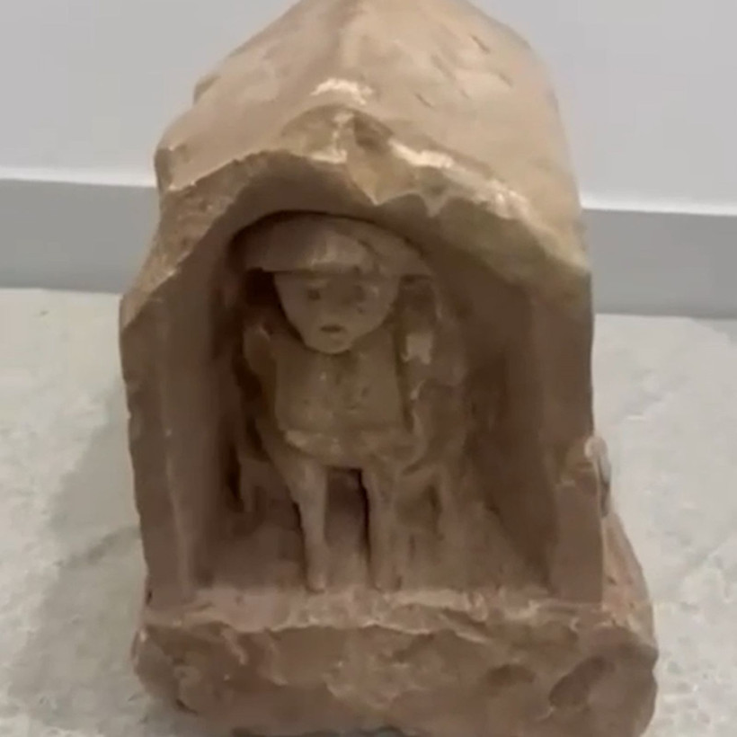 Roma dönemine ait, değeri 5 milyon lira: İnsan ve hayvan figürlü mezar steli ele geçirildi - Resim: 2