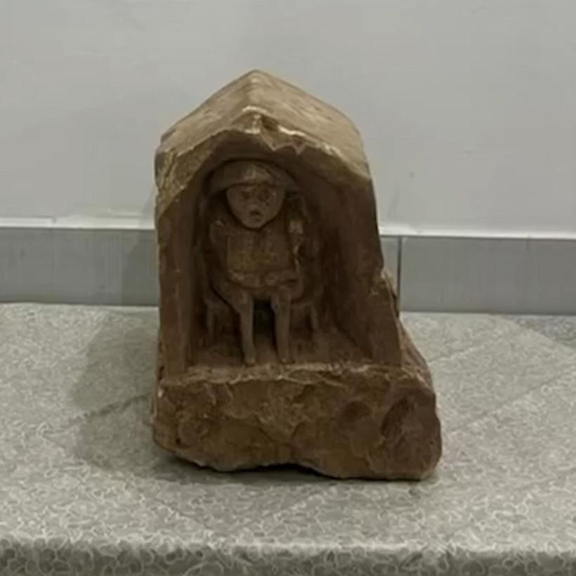 Roma dönemine ait, değeri 5 milyon lira: İnsan ve hayvan figürlü mezar steli ele geçirildi - Resim: 4