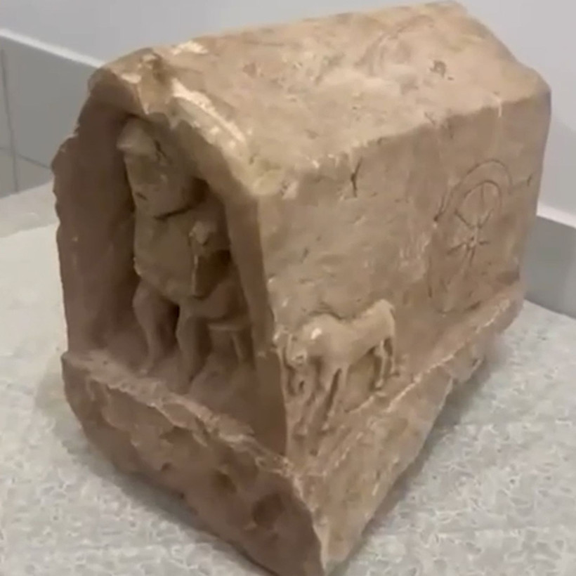 Roma dönemine ait, değeri 5 milyon lira: İnsan ve hayvan figürlü mezar steli ele geçirildi - Resim: 5