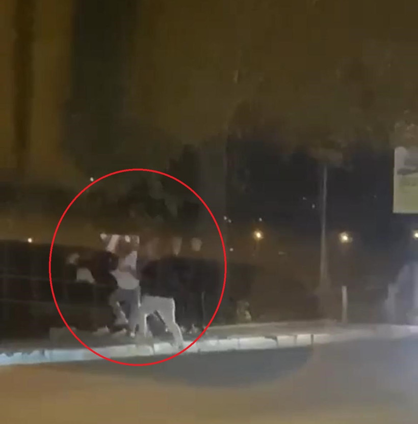 Bursa'da iki grubun kavgası caddeyi ringe çevirdi! O anlar kamerada - Resim : 1