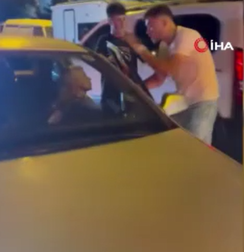 Büyükçekmece'de alkollü kadın sürücü, ortalığı karıştırıp araçlara çarptıktan sonra kaçtı - Resim : 1