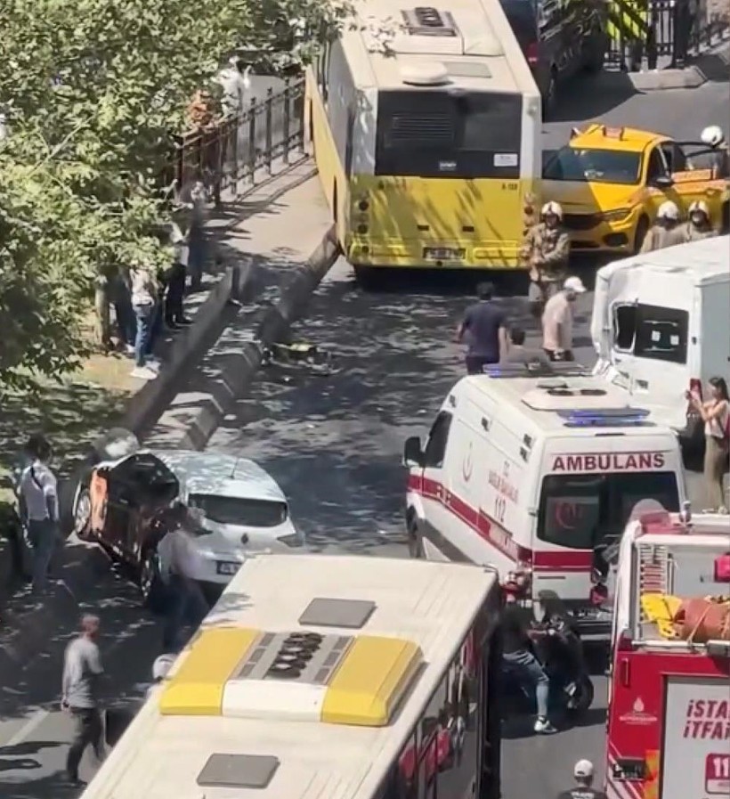 Beyoğlu'nda 9 araç birbirine girdi! Zincirleme kazada yaralılar var - Resim : 1