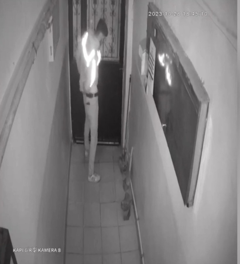 Gaziosmanpaşa'da sipariş getirdiği apartmana idrarını yapan kurye kamerada - Resim : 3