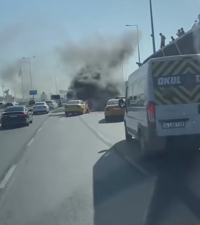 İstanbul Fatih'te ticari taksi alev alev yandı - Resim : 3