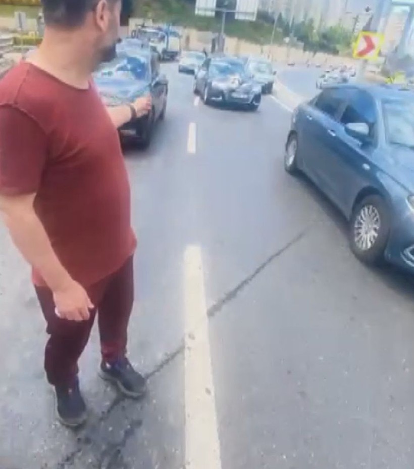 Maltepe'de yola düşen motosiklet sürücüsünü korumak için yolun 1 şeridini trafiğe kapattılar - Resim : 1